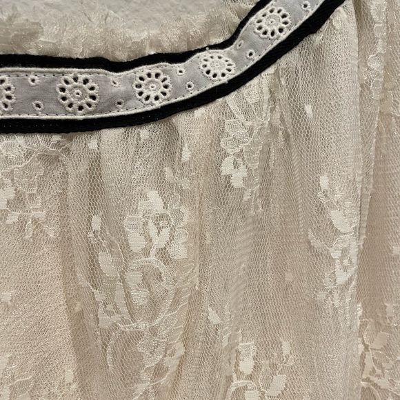 Free People- Lace and velvet detail top , Size XS - Picture 4 of 10